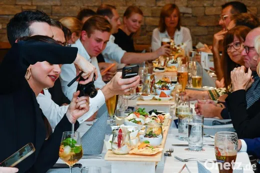 „Essen gehen könnte bald teurer werden“ (Oktober 2023)