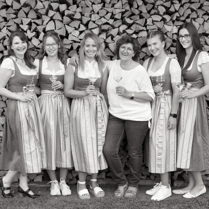 Gastgeberfamilie vor ihrem Haus