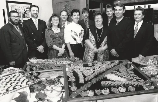 Historische Aufnahme – Wirte am Buffet